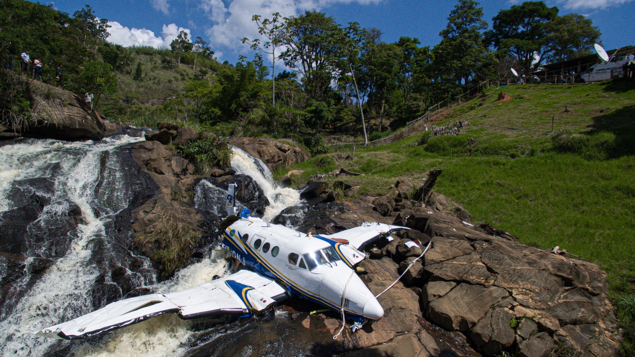 Дванадесет туристи загинаха в самолетна катастрофа в Бразилия. Машината се