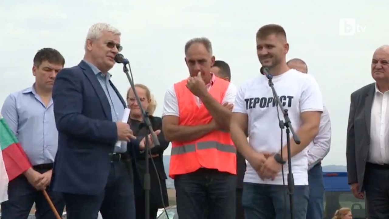 Министър Вътев отиде при зърнопроизводителите: Обясни им, че и той идва от полето