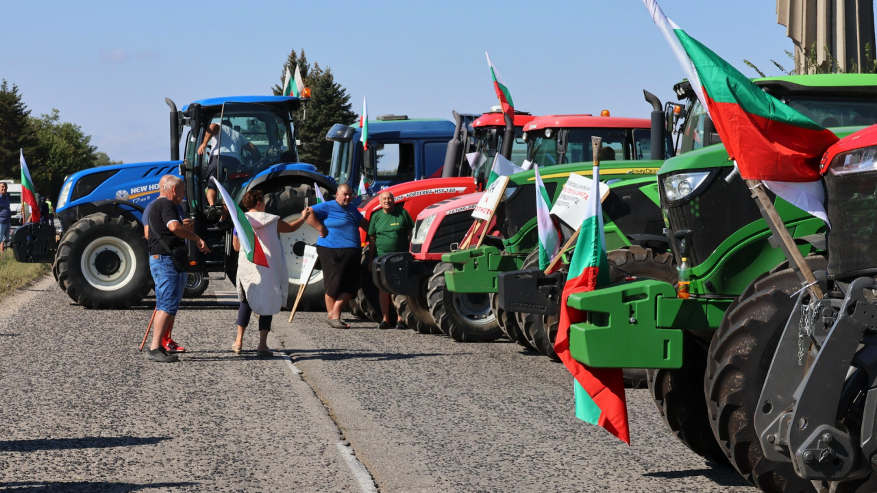 Лидерът на “Възраждане отиде при земеделските производители, които протестират край София.