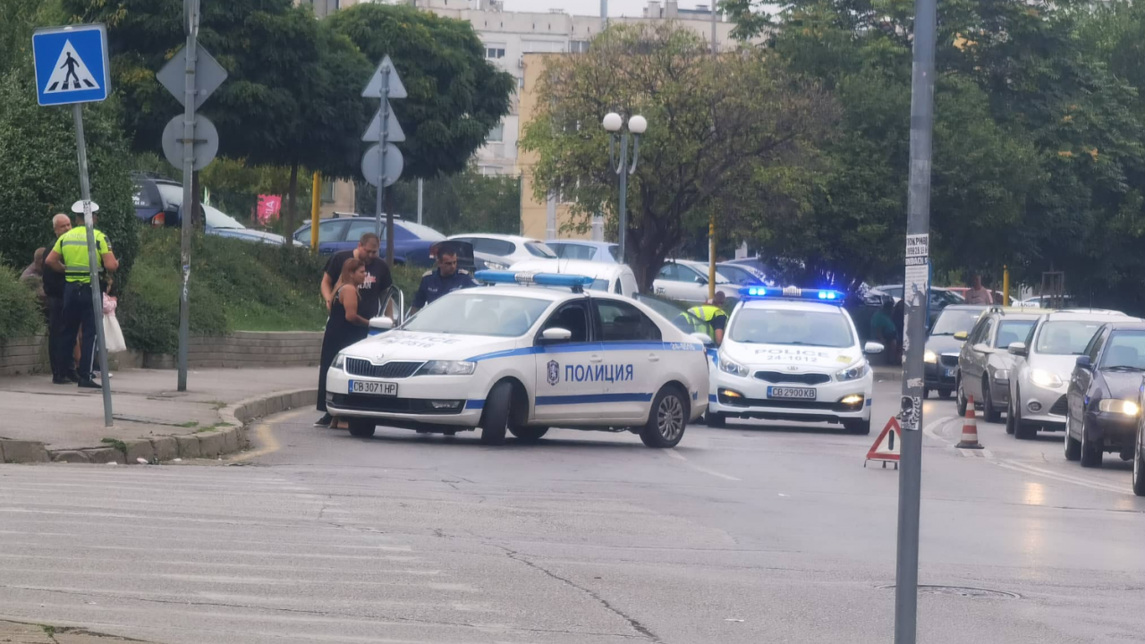 Кола блъсна пешеходец в столицата, откаран е в болница