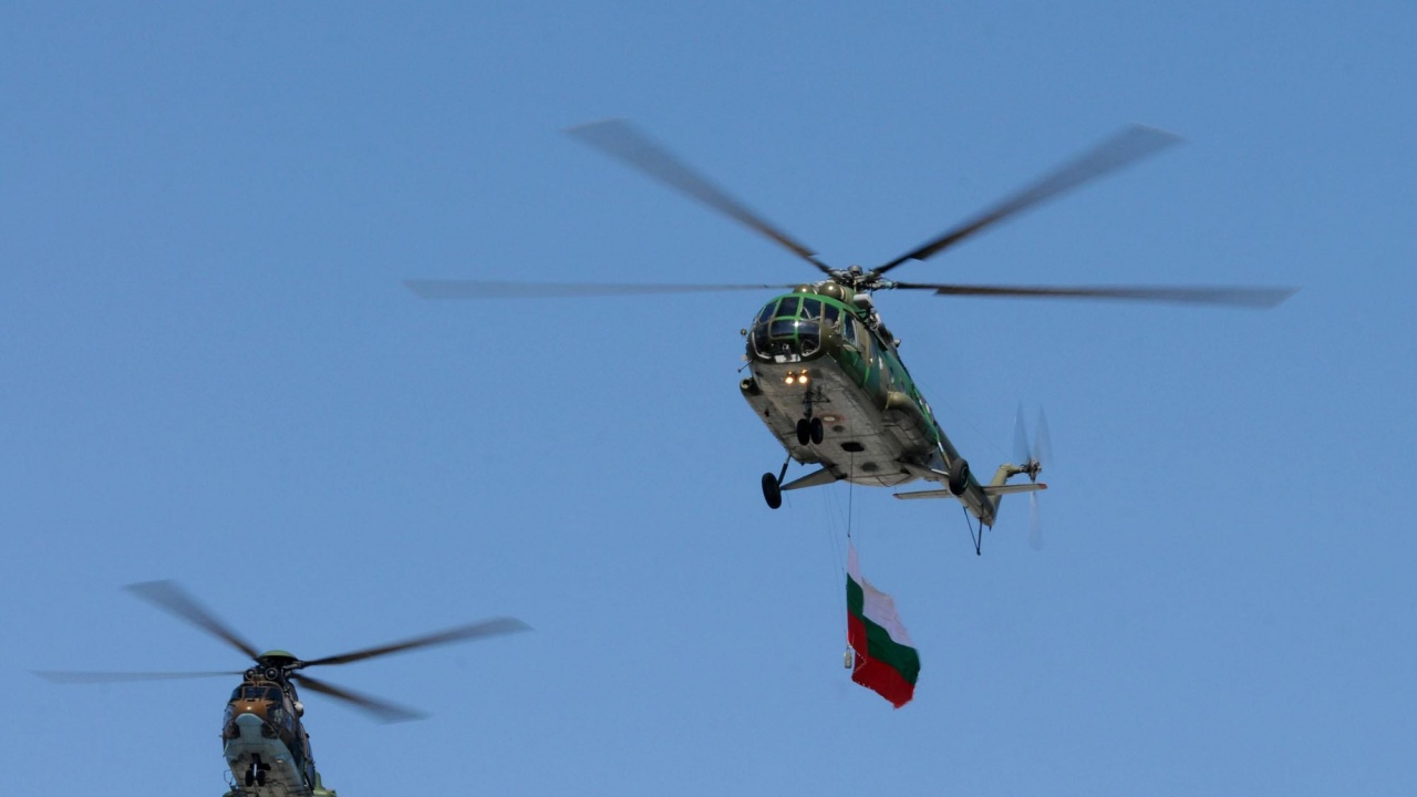 Военнослужещи и вертолет „Кугар“ издирват хеликоптера край Гърмен