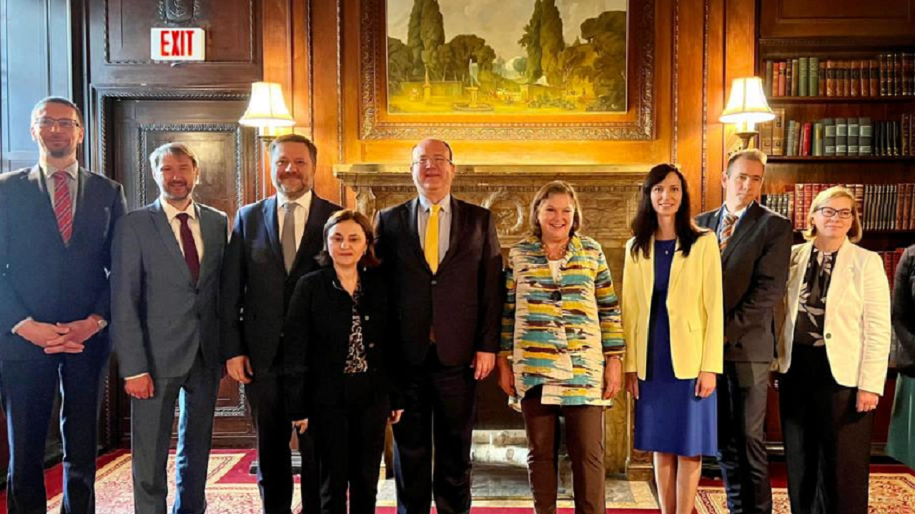Габриел на среща с Виктория Нюланд и министрите  на външните работи на Б-9