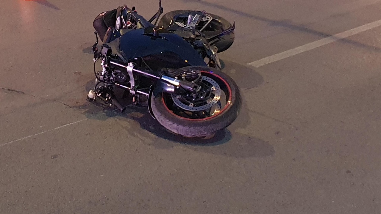 Моторист се удари в кола в София