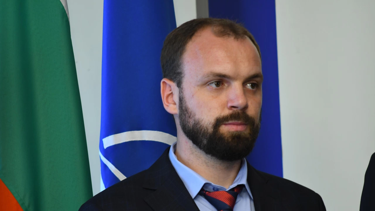 Освободеният като съветник на министъра на отбраната Тодор Тагарев Мустафа