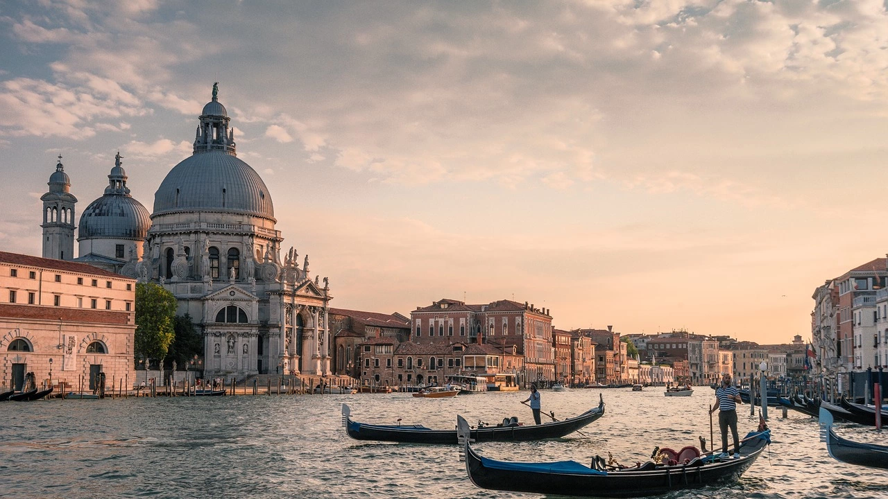 Венеция публикува съобщения които предупреждават туристите да се пазят от
