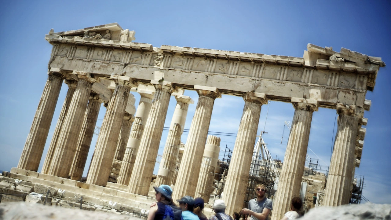 Гръцката полиция арестува румънски турист взел две парчета мрамор като
