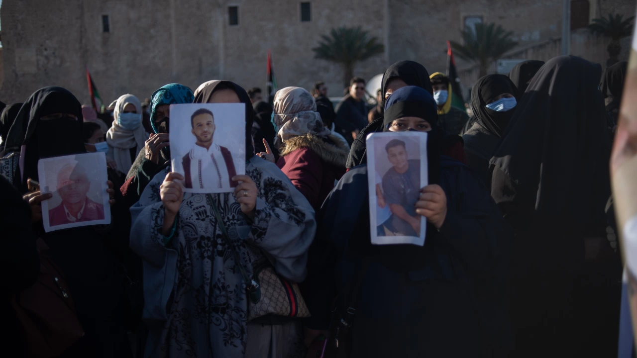 Либийците в унищожения град Дерна излизат по улиците Хиляди протестират