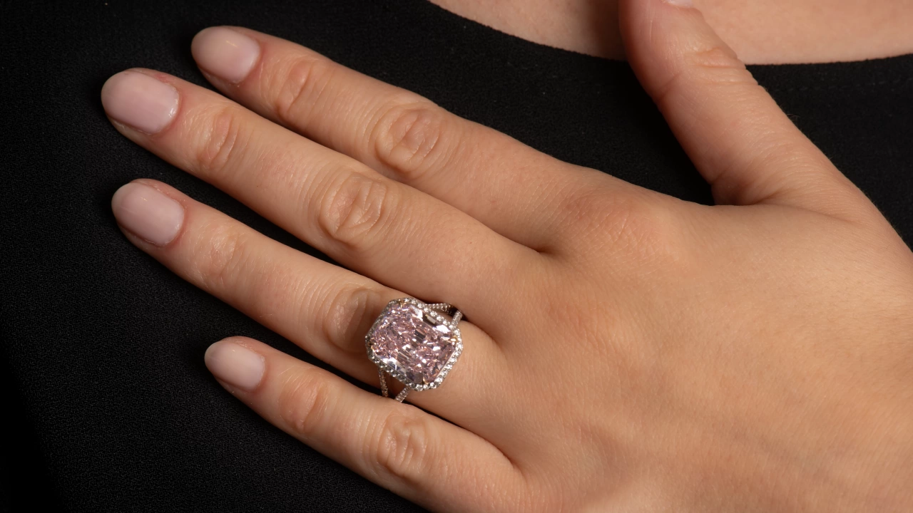 Учени разкриха защо розовите диаманти са толкова редки съобщава БТА