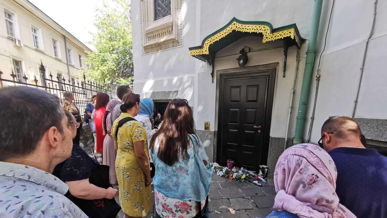 Миряни са се събрали пред затворената руска църква в София