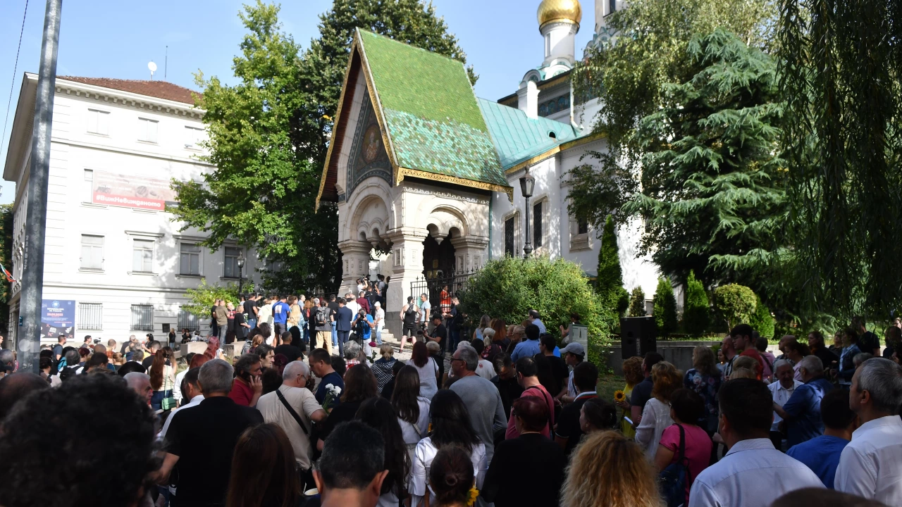 Граждани се събраха пред Руската църква Свети Николай Мирликийски Чудотворец