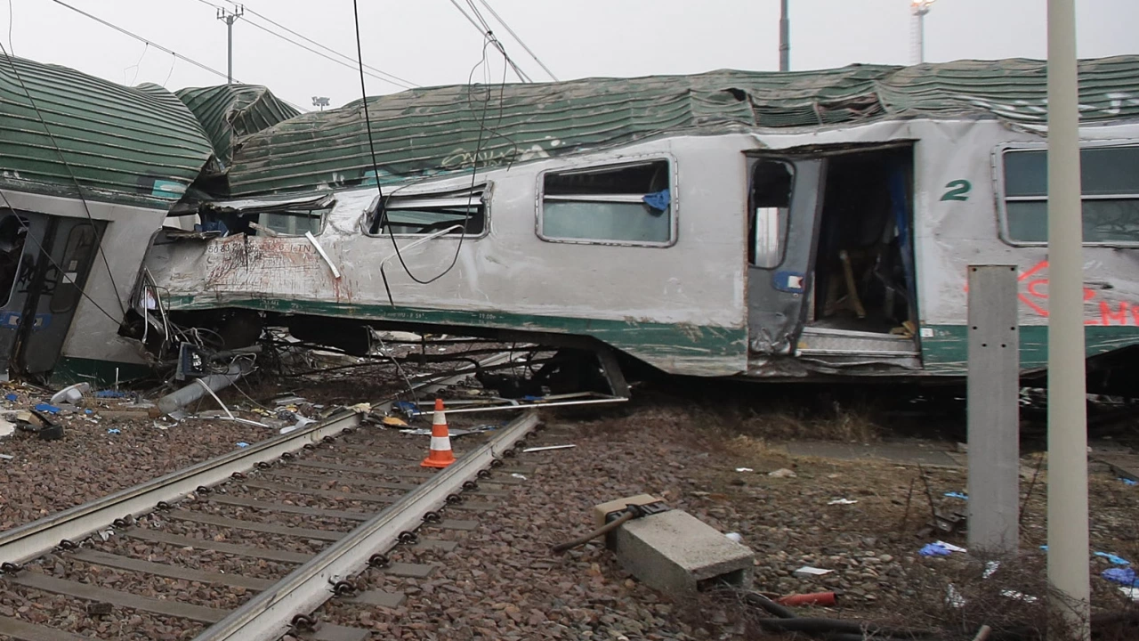 Петима души загинаха снощи след като товарен влак се сблъска
