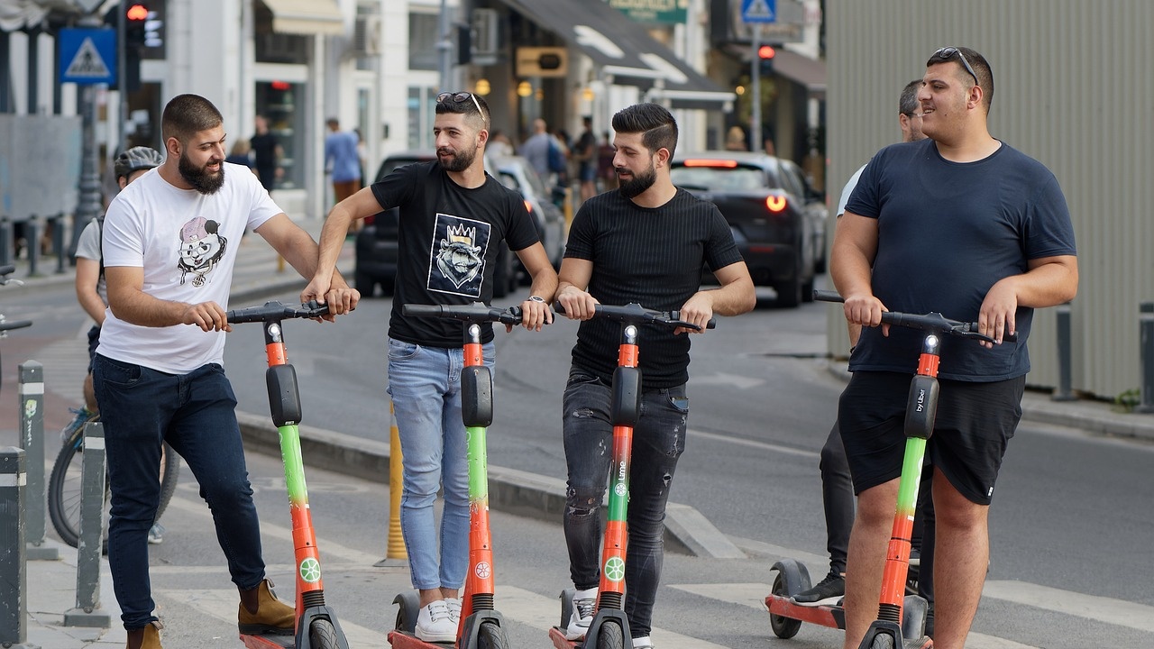 Тийнейджъри се състезават с тротинетки на булевард във Варна