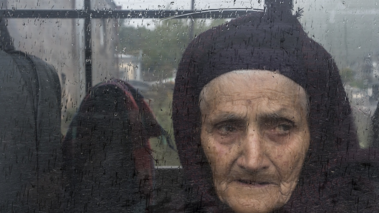 Възрастна жена избяга от Нагорни Карабах само с чехли, чанта и паспорт
