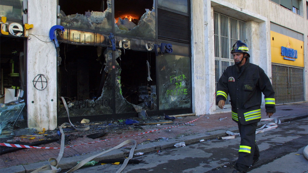 Арестуваха българка в Италия, подпалвала магазини, за да избегне плащане на касата
