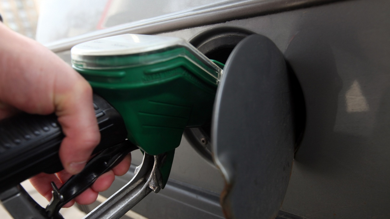 Експерт: Цената на горивата трябва да е с 32 стотинки по-ниска