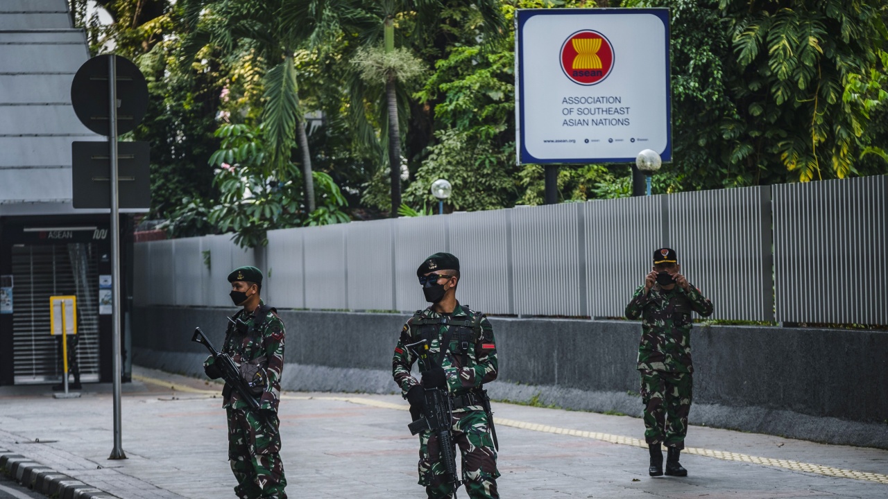 Управляващата военна хунта в Мианма отстрани двама генерали, заподозрени в корупция