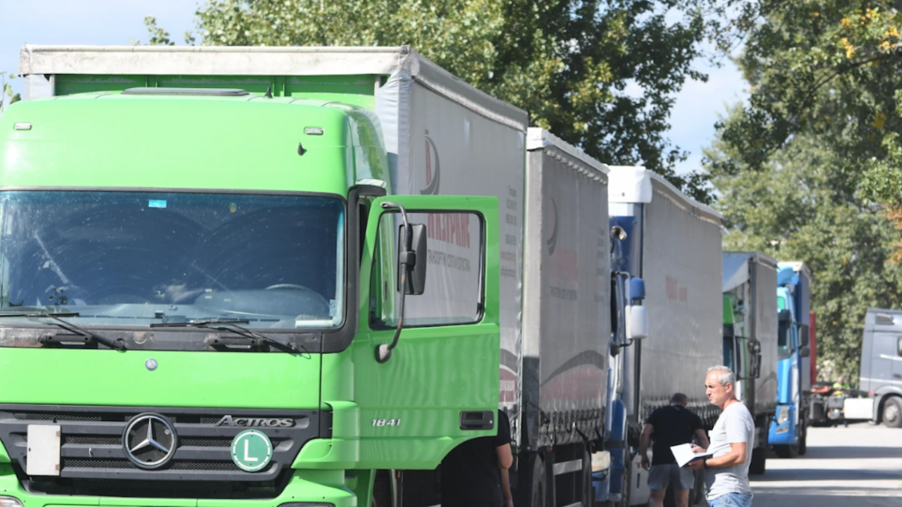 Интензивен е трафикът по някои гранични пунктове с Румъния за товарни автомобили