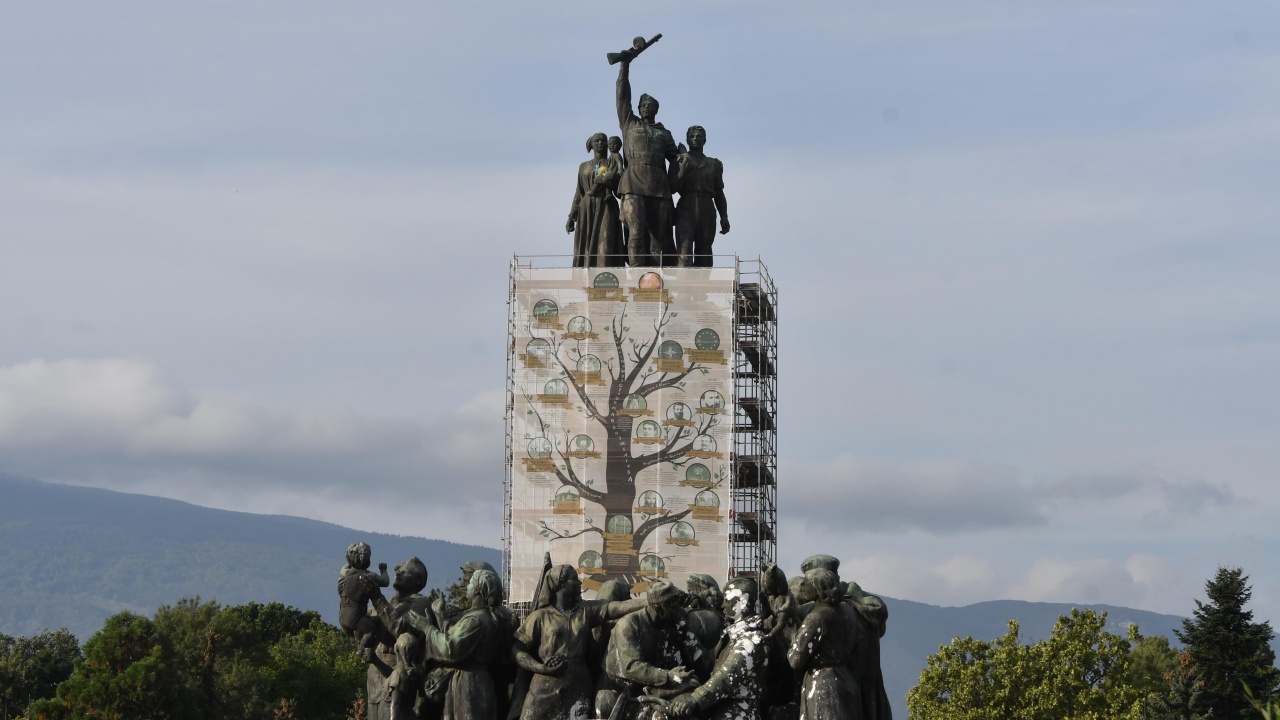 Поставиха пано "Европейският път на България" на Паметника на Съветската армия