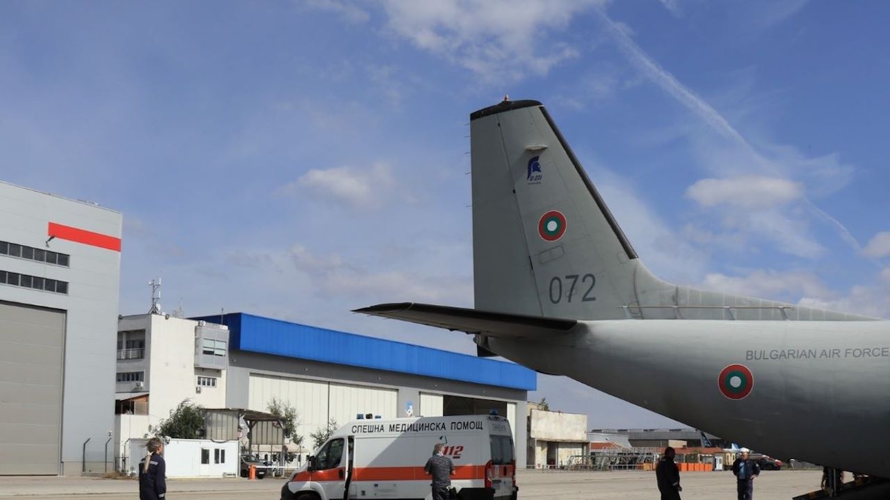 Дежурен екипаж на военнотранспортен самолет Спартан от 16-а авиобаза Враждебна днес, 27