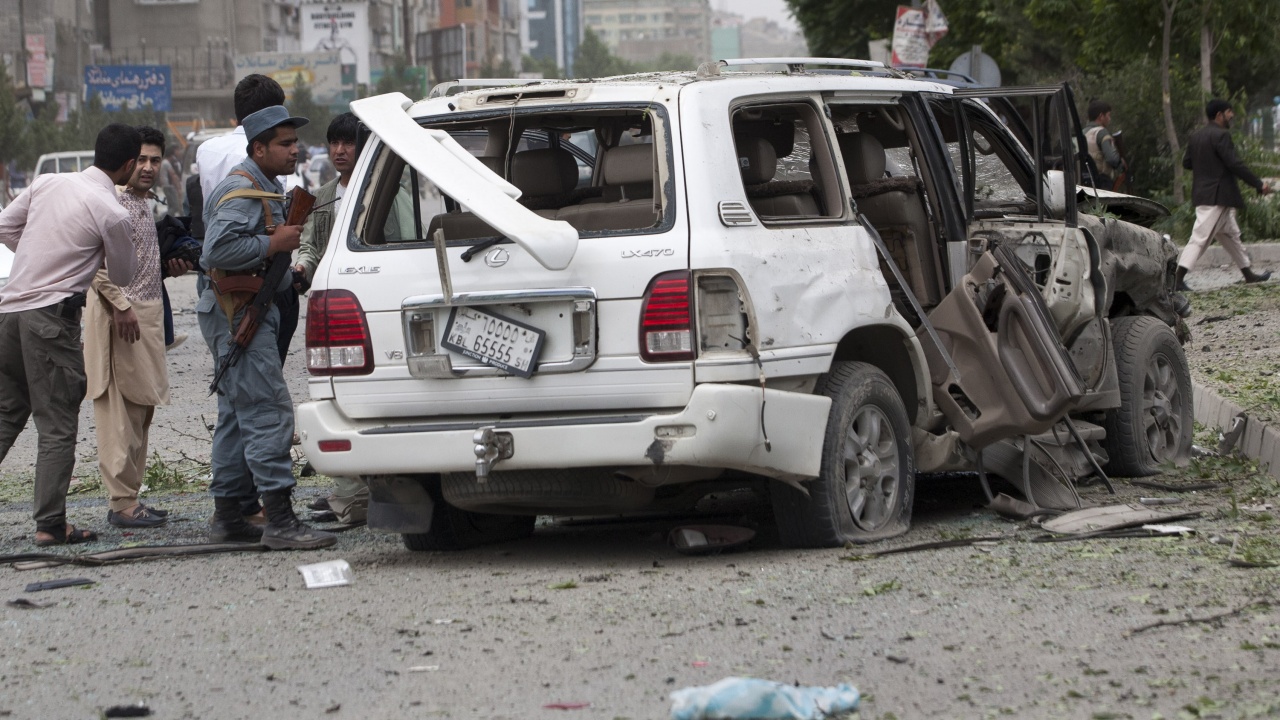 Камикадзе се взриви край джамия в Пакистан. Над 50 жертви