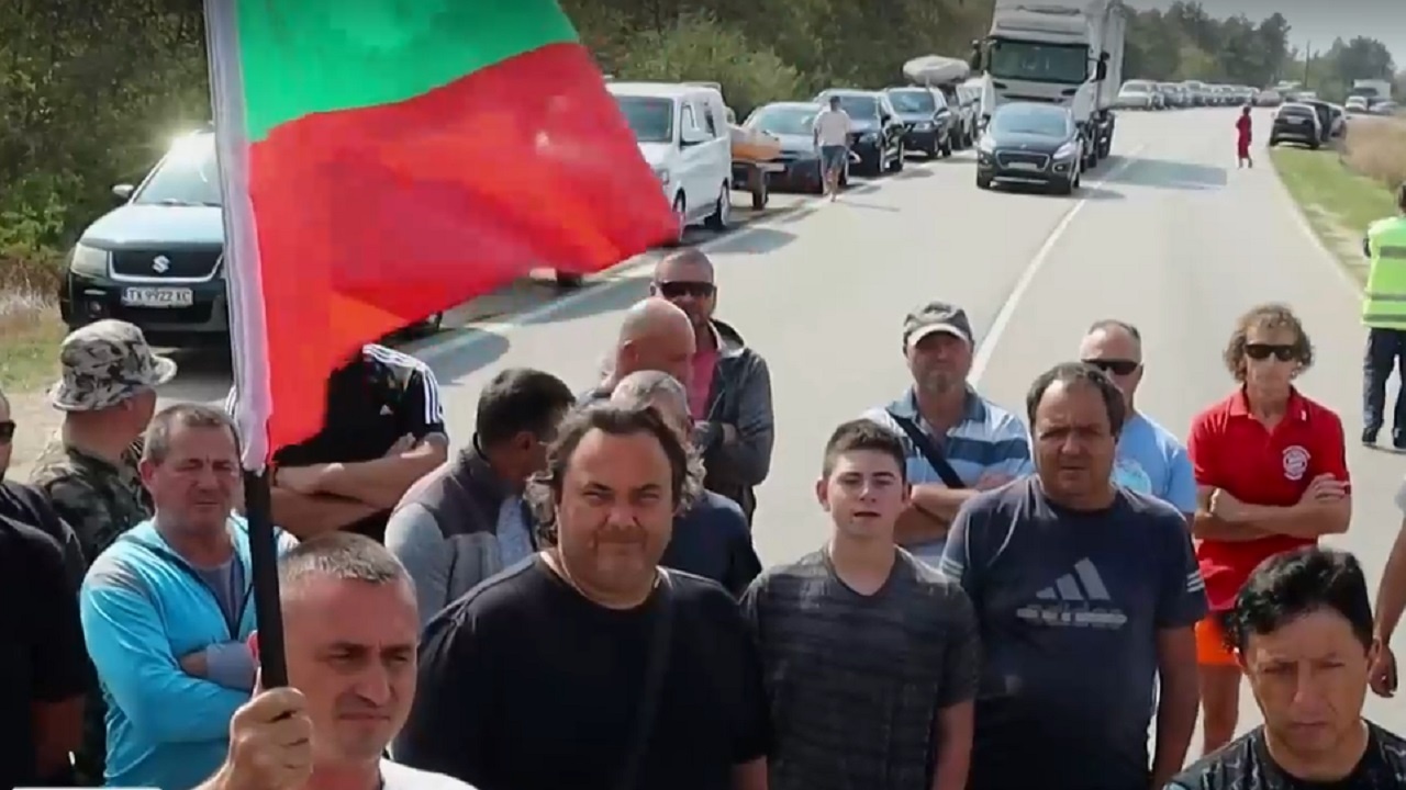 Десетки рибари затвориха главния път към Румъния край Каварна