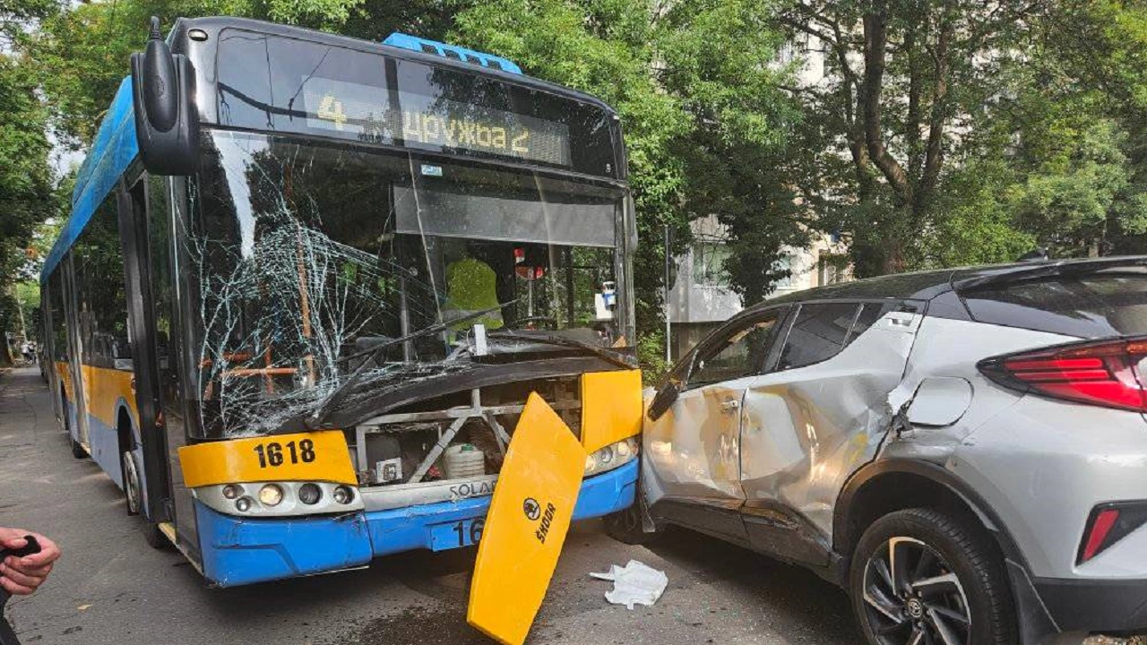 Инцидент между тролейбус и лек автомобил e станал в столичния
