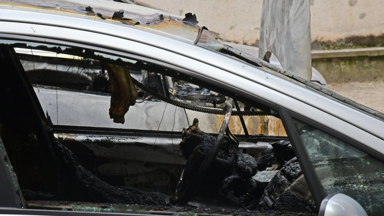 Полицията в Перник разследва случай на палеж на лек автомобил Колата е