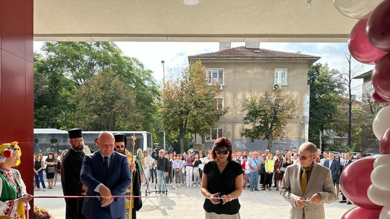 Министър Хинков участва в церемония по откриването на нов корпус