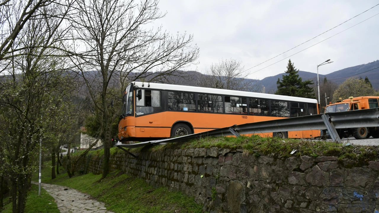 Катастрофа между автобус пълен с пътници и лек автомобил затвори