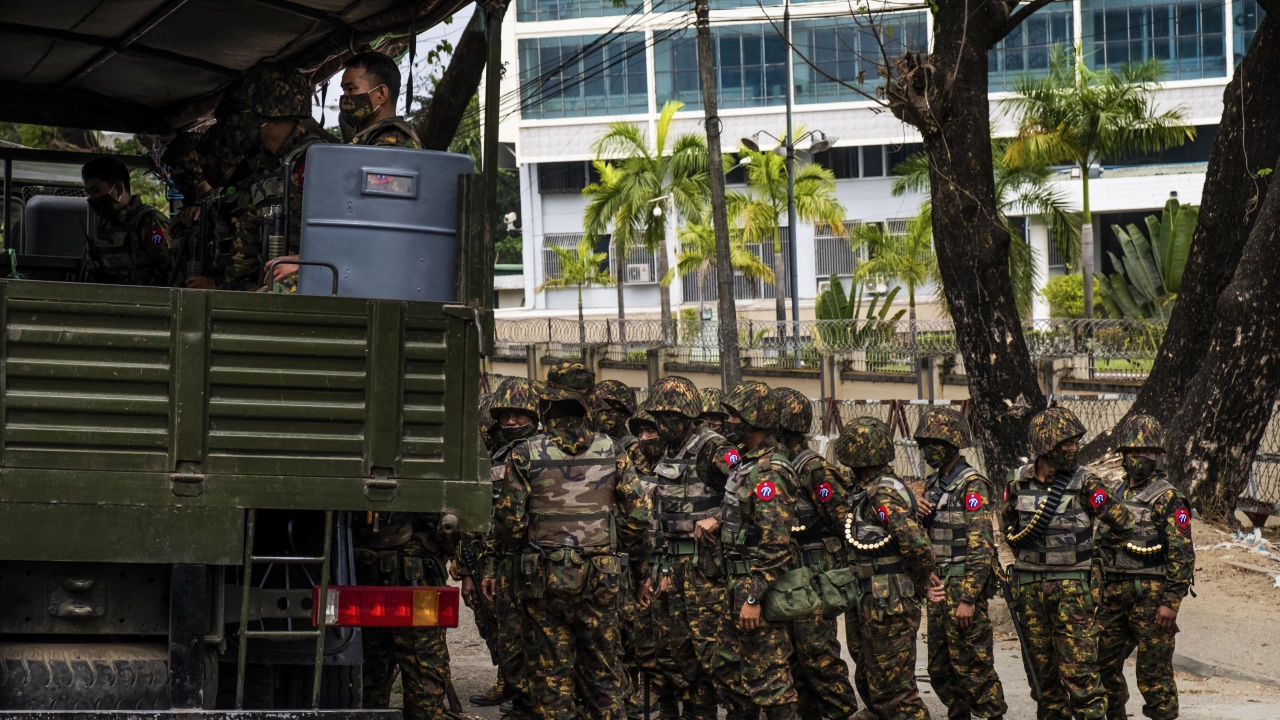 Мианма потъва в безкрайна спирала на военно насилие като хунтата