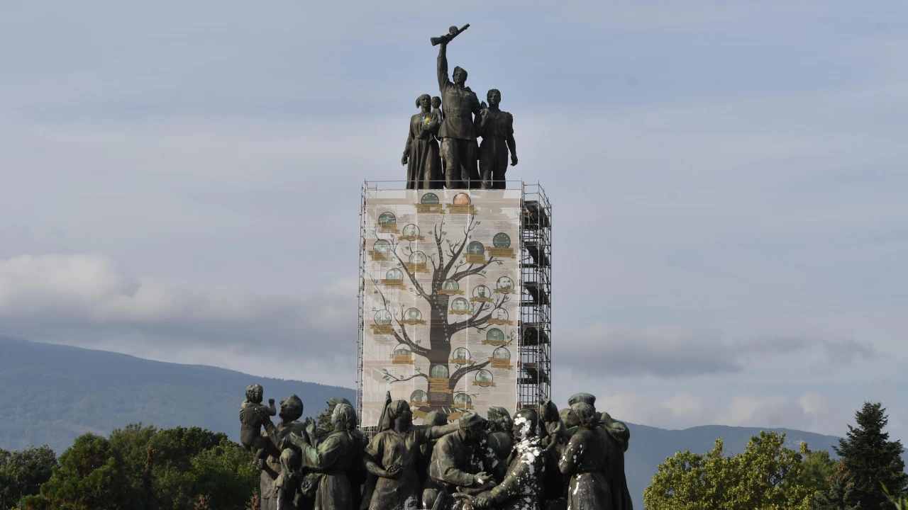 Паметникът на Съветската армия в София осъмна с интересен транспарант върху скелето Паното