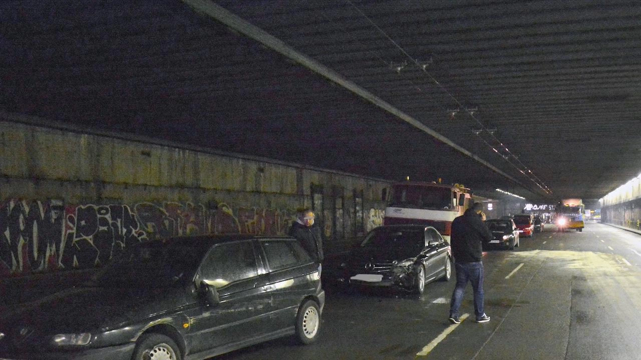 Пожар пламна в центъра на София В тунела под НДК са