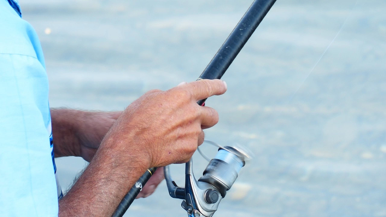 Токов удар порази 40 годишен рибар отишъл да лови риба с