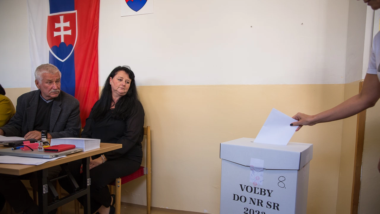 Словакия гласува днес на в ожесточена борба между бившия премиер