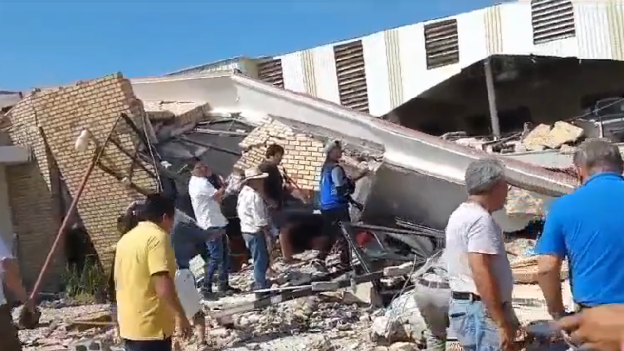 Снимка: Покрив на църква рухна по време на литургия в Мексико, девет души загинаха