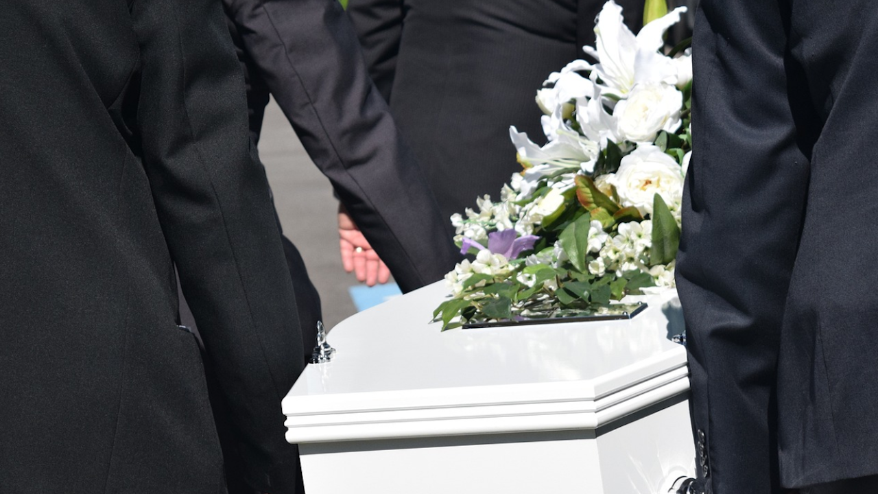 Погребват мъж, починал преди 128 години