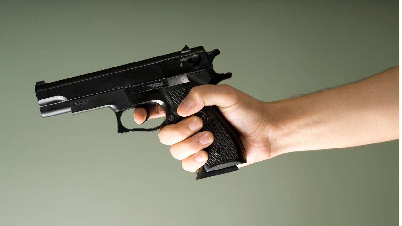 Ученик в 9. клас заплаши свои съученици с пистолет в