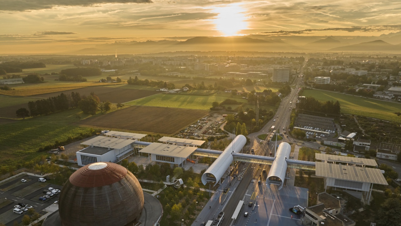 Около 250-300 ученици от България посещават ежегодно централата на ЦЕРН