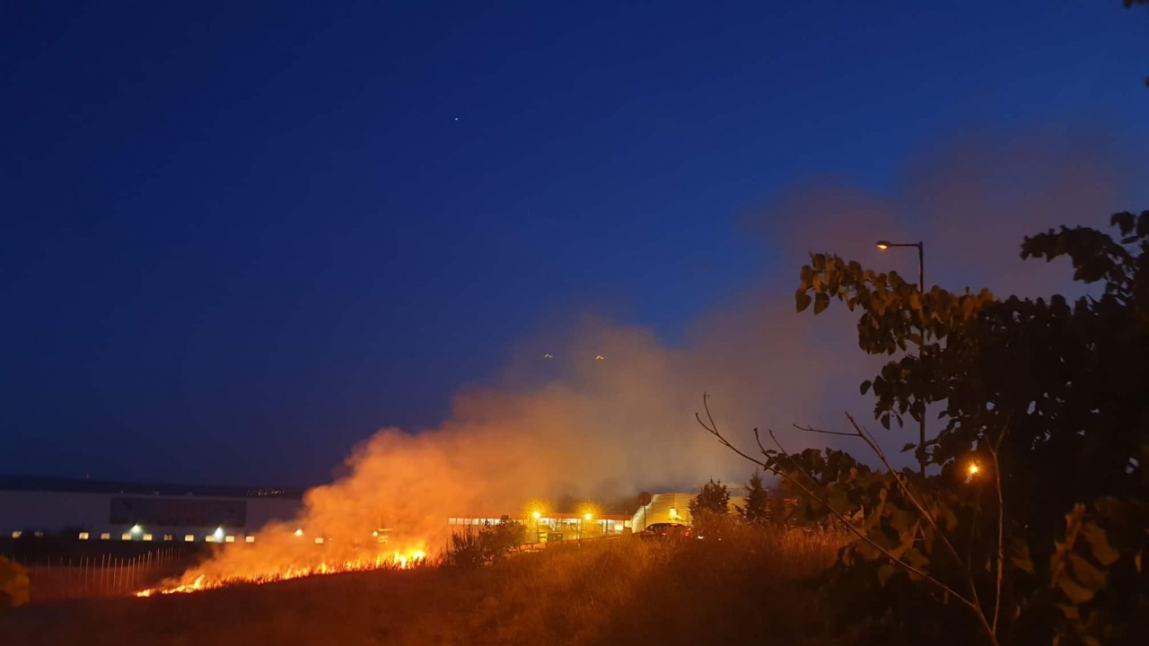 Пожар избухна в близост до военния полигон край Казанлък, съобщи