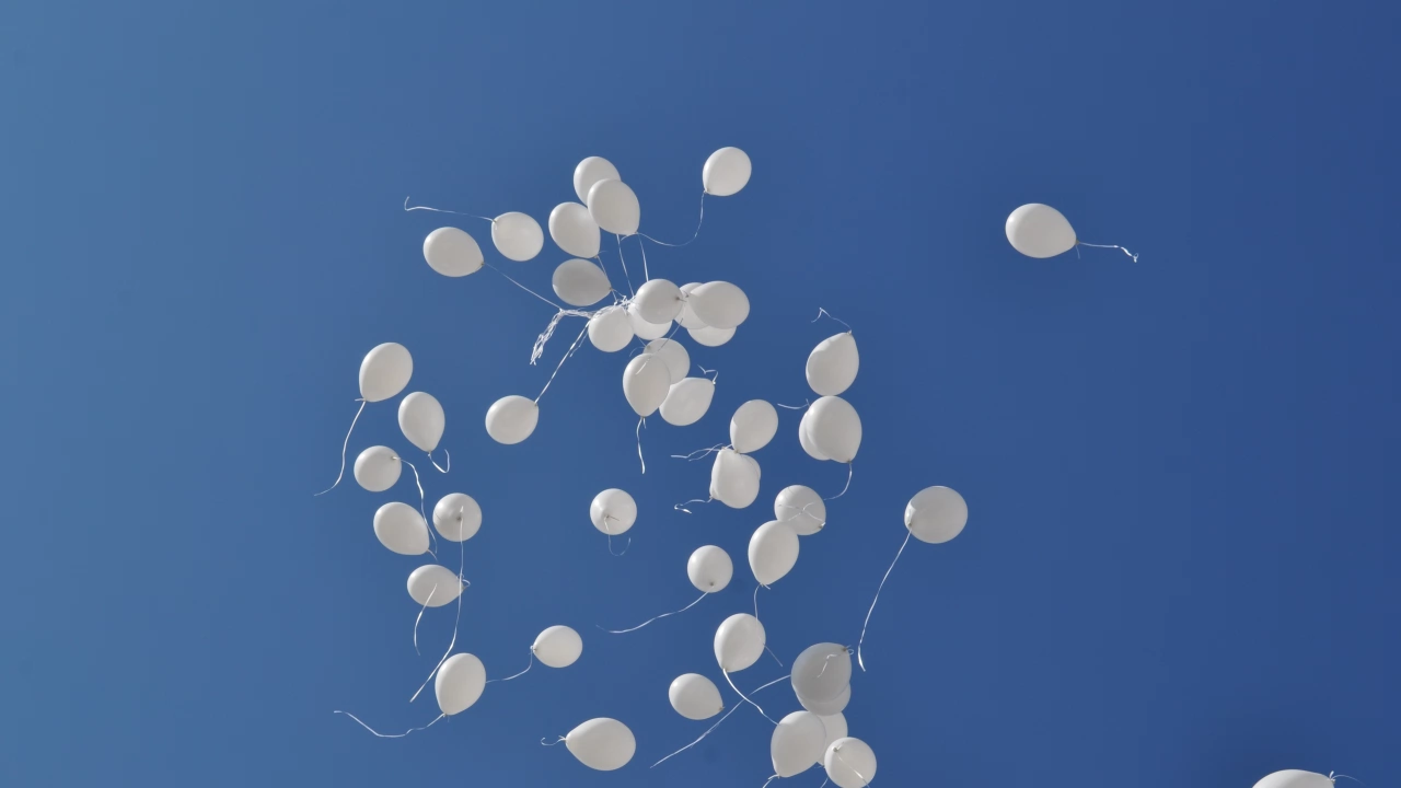 Бели балони ще полетят в небето тази вечер за 21 годишния