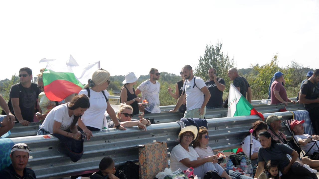 Продължава протестът на енергетици и миньори на автомагистрала Струма  край Дупница