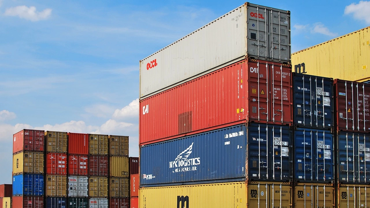 Незадоволителното представяне на световната икономика забавя рязко германския износ през