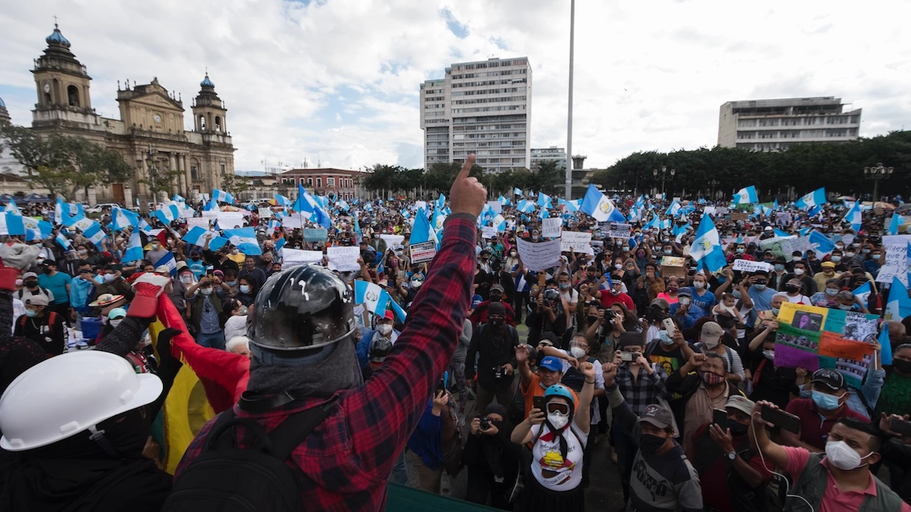Десетки хиляди гватемалци излязоха вчера на мирно шествие за четвърти