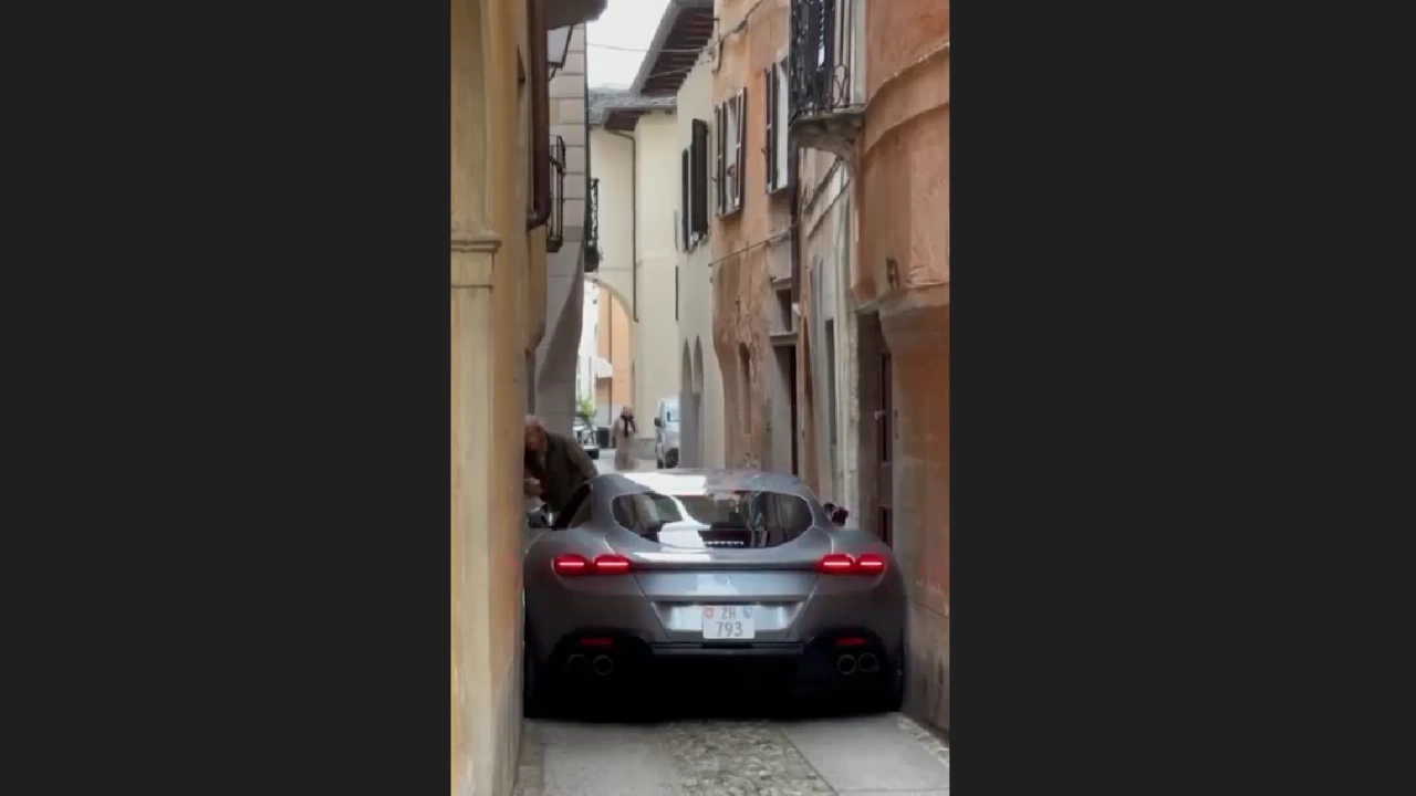 Любопитно клипче обиколи интернет На него се вижда Ferrari Roma на