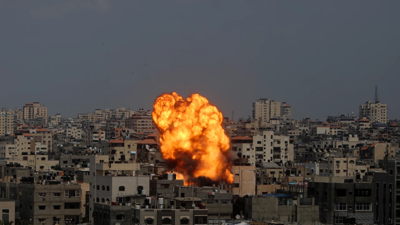 Израелската армия започна да нанася въздушни удари по ивицата Газа