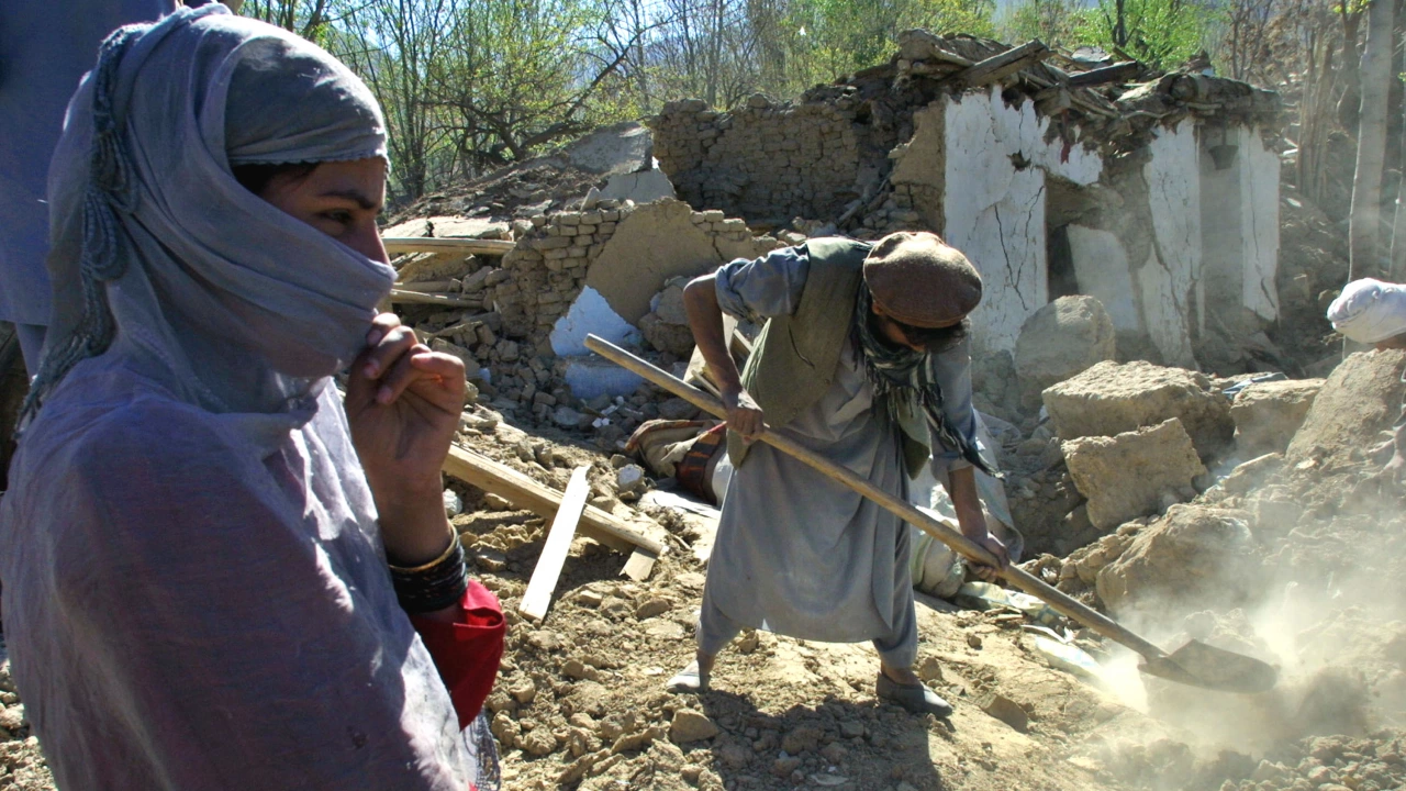 Броят на жертвите на силните земетресения в Афганистан надхвърли 2000