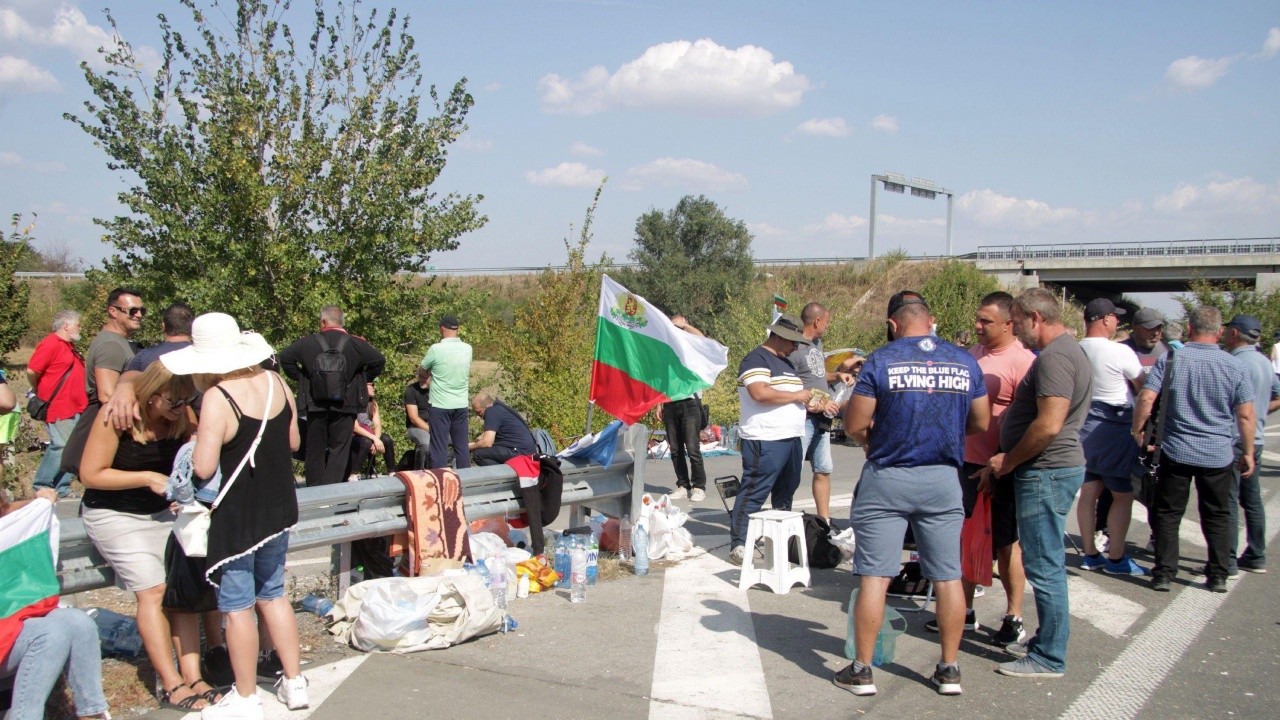 13-и ден продължава блокадата на АМ  Тракия и на Прохода