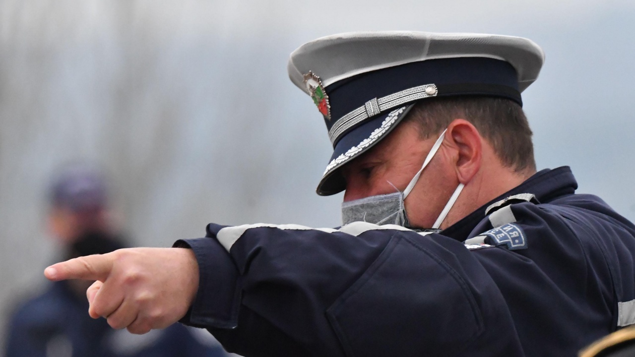 Полицейски служители на РУ-Нови пазар са хванали шофьор със саморъчно направена регистрационна