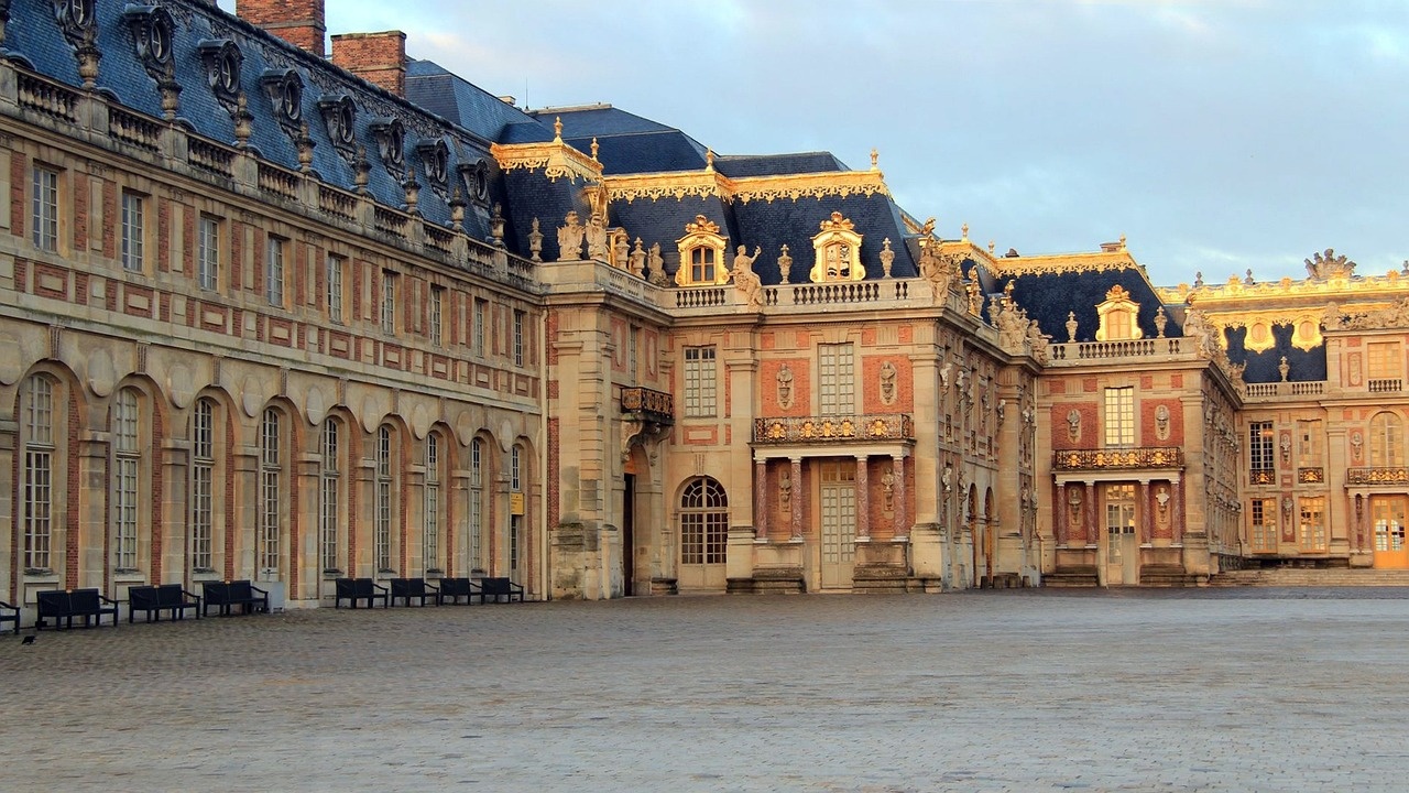 Сигнал за бомба във Версайския дворец, извършва се евакуация, съобщи