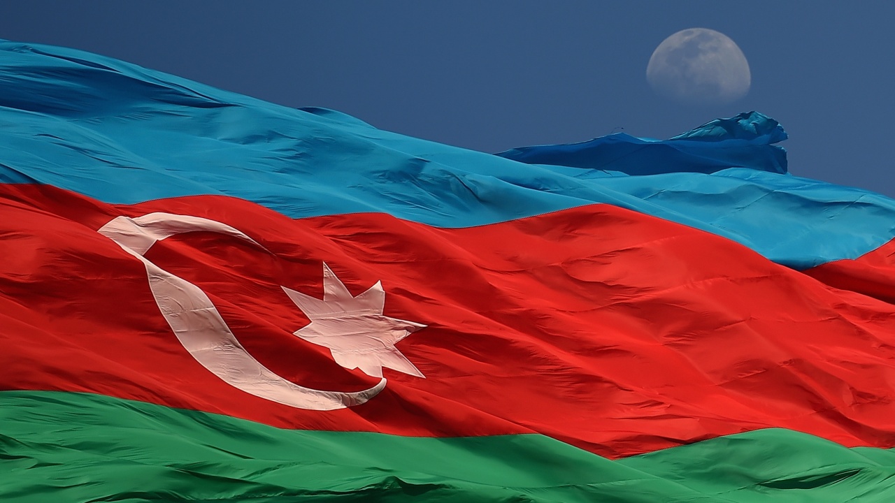 Илхам Алиев издига азербайджанското знаме в столицата на Нагорни Карабах